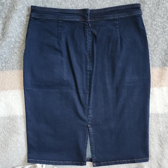 Lands' End Dark Wash Denim Pencil Skirt with Patch Pockets Sz 12 Casual Modest - Picture 3 of 10